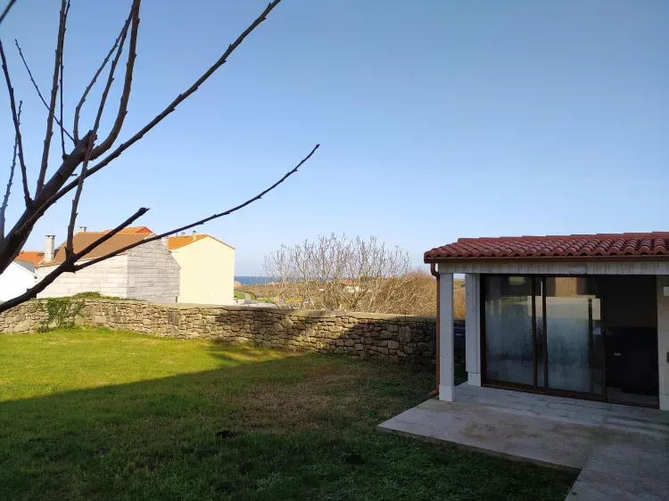 Imagen de Vista exterior del spa coon acceso iluminado y vista al mar
