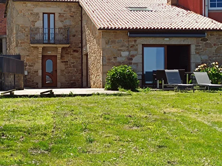 Imagen de Casa arou jardin vallado con terraza y parking