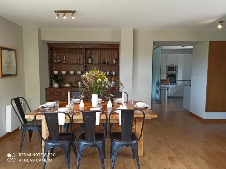 Imagen de Amplio salón comedor con chimenea y bonitas vistas al valle