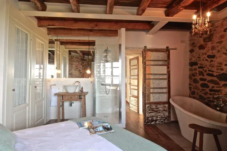 Imagen de Cuarto de baño de la suite planta alta, con bañera y ducha y fantásticas vistas al mar