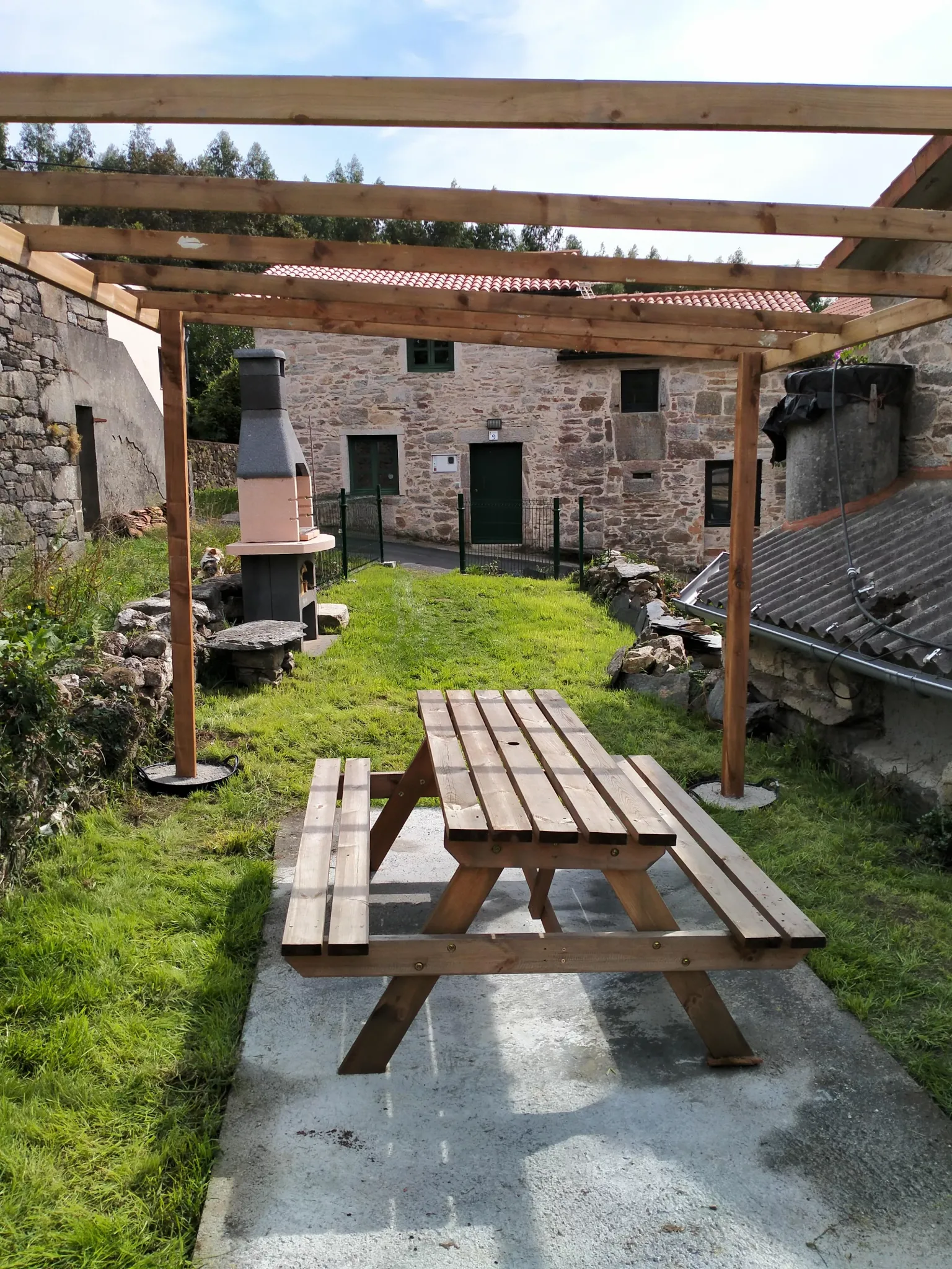 Imagen de Pequeño jardín con barbacoa