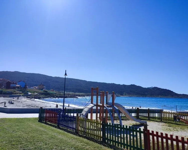 Imagen de playa de camelle con parque infantil