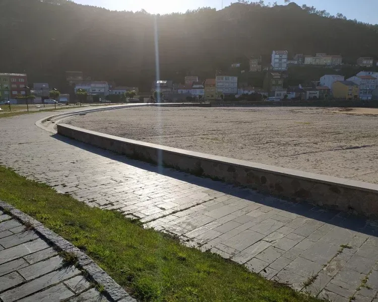 Imagen de playa camelle enfrente con paseo