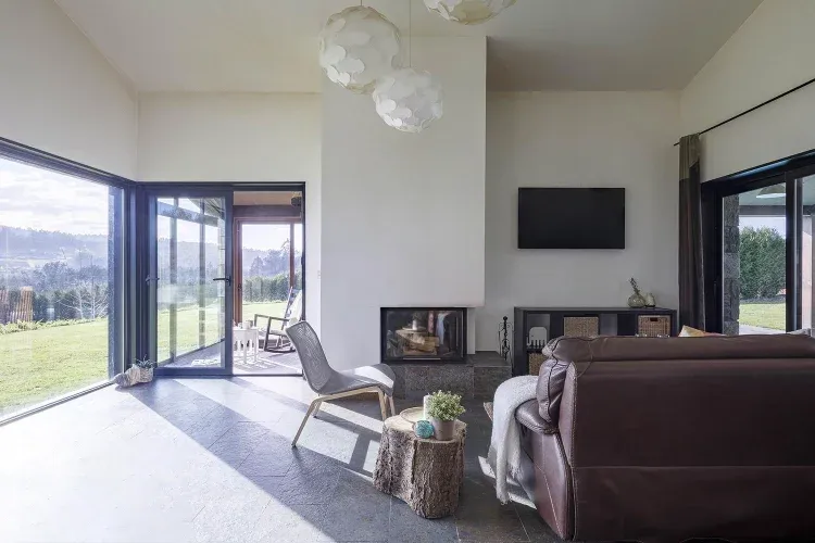 Imagen de Salón muy luminoso abierto con un gran ventanal desde el que contemplar las vistas al valle. Techos altos. Salida directa a la piscina y al porche. Chimenea.