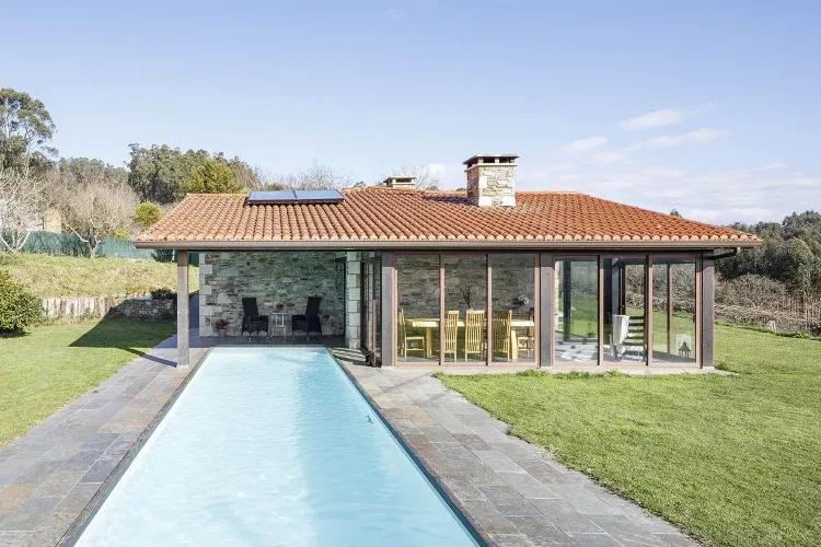 Imagen de Vista frontal de la piscina 