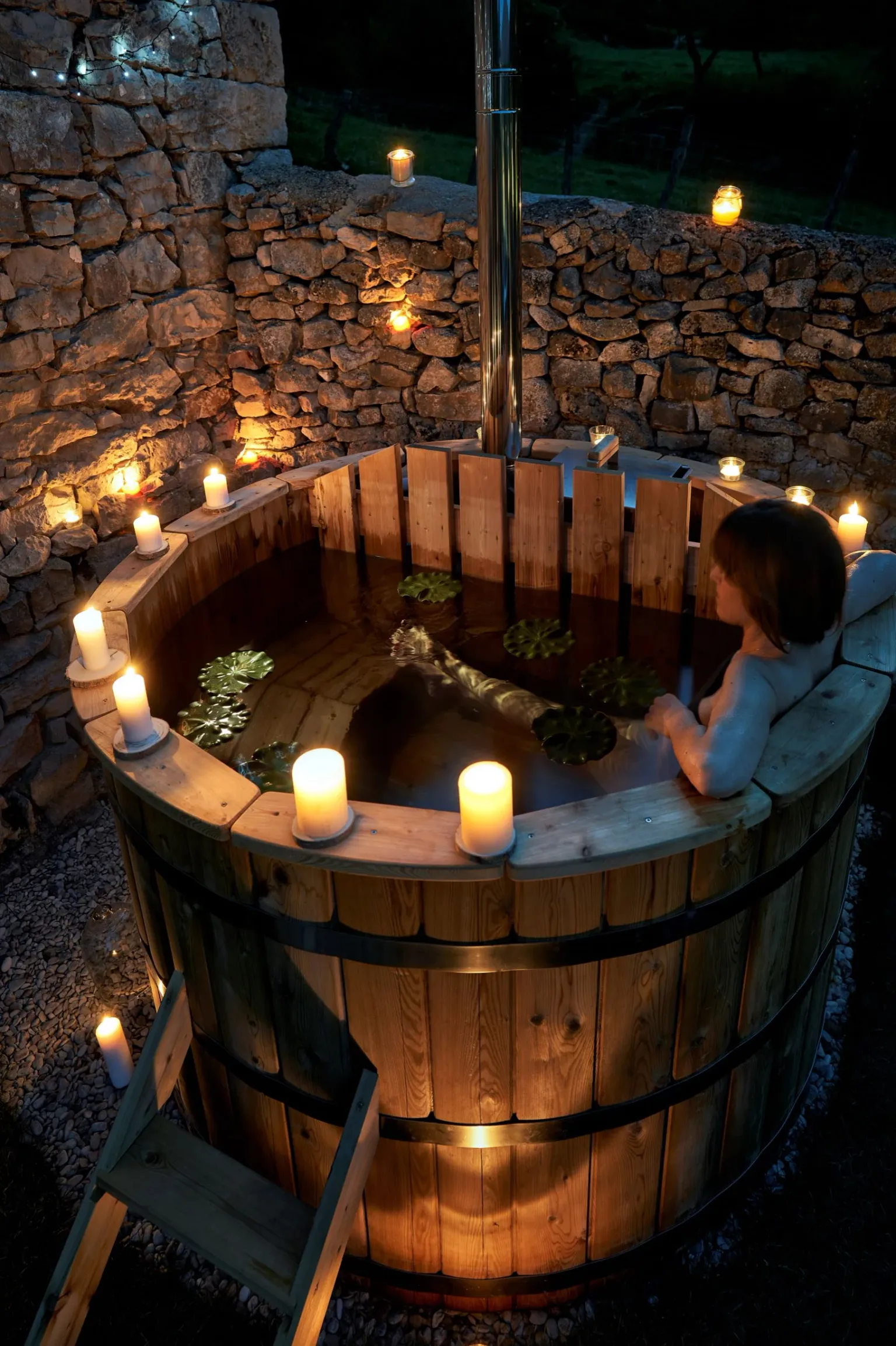 Imagen de Ofuro de noche, con velas