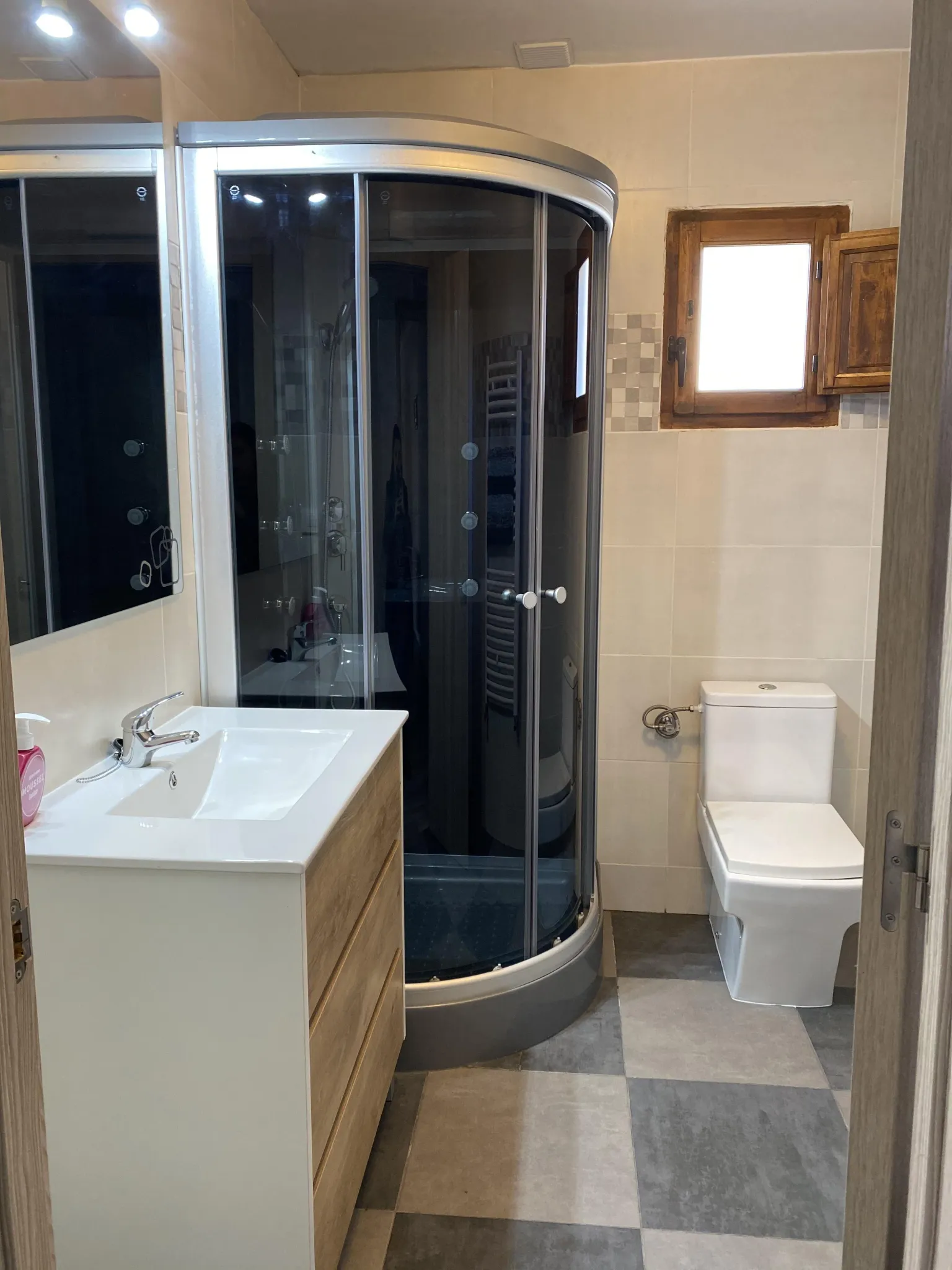 Imagen de 2 baños completos
