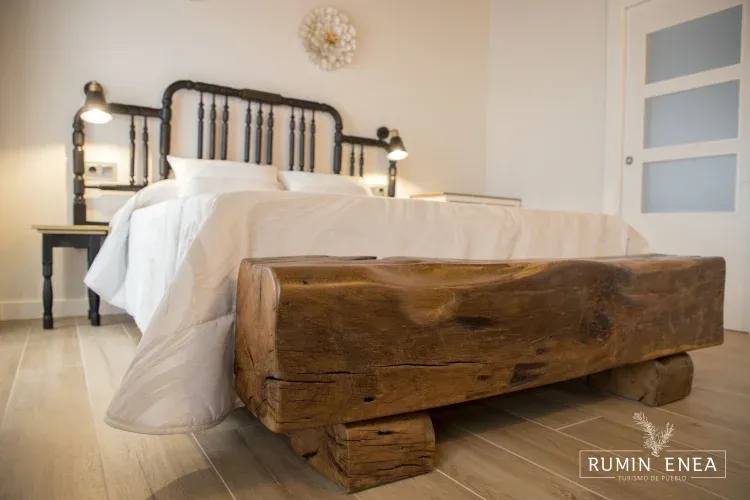 Imagen de Habitación de matrimonio con baño en suite