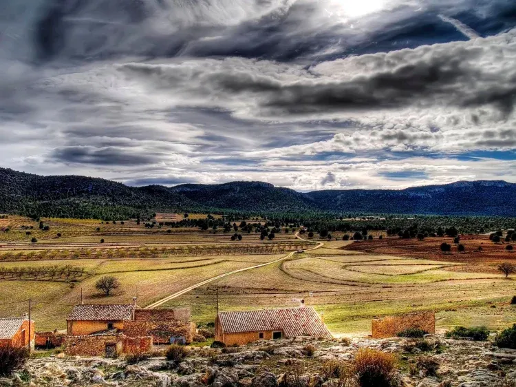 Imagen de casa en su conjunto y vistas desde la vcasa