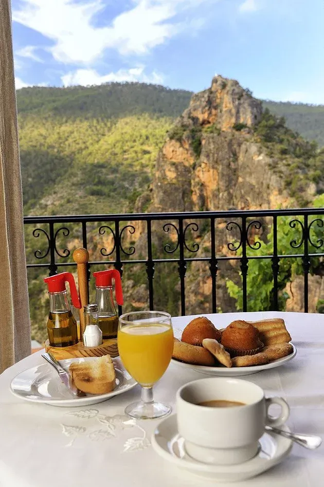 Imagen de Desayuno de productos caseros con vistas.
