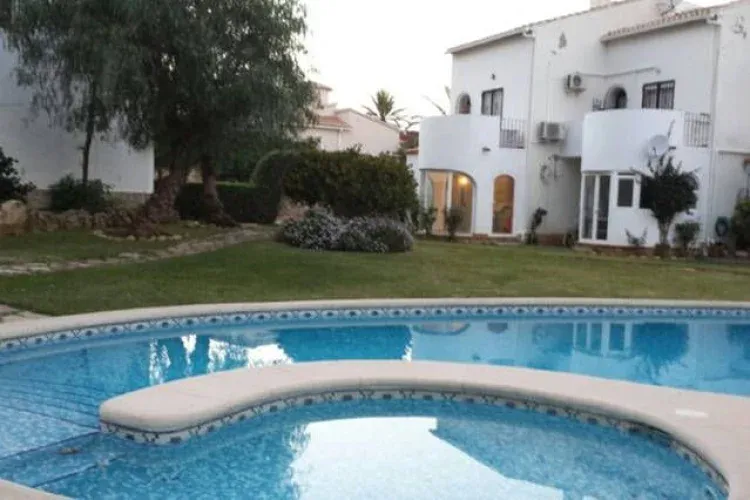 Imagen de Piscina con jardin