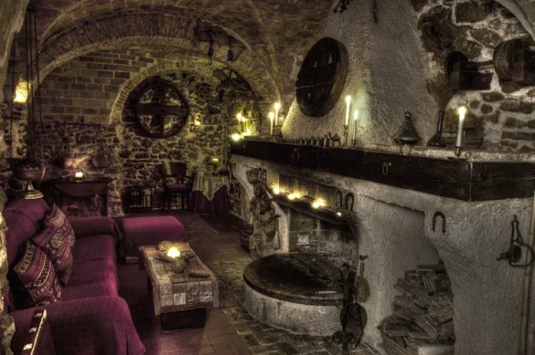 Imagen de Salón con chimenea y barra de bar