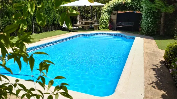 Imagen de Piscina y jardín con zona comedor