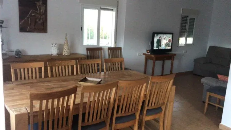 Imagen de Salón- comedor con sofá-cama, tv, chimenea.