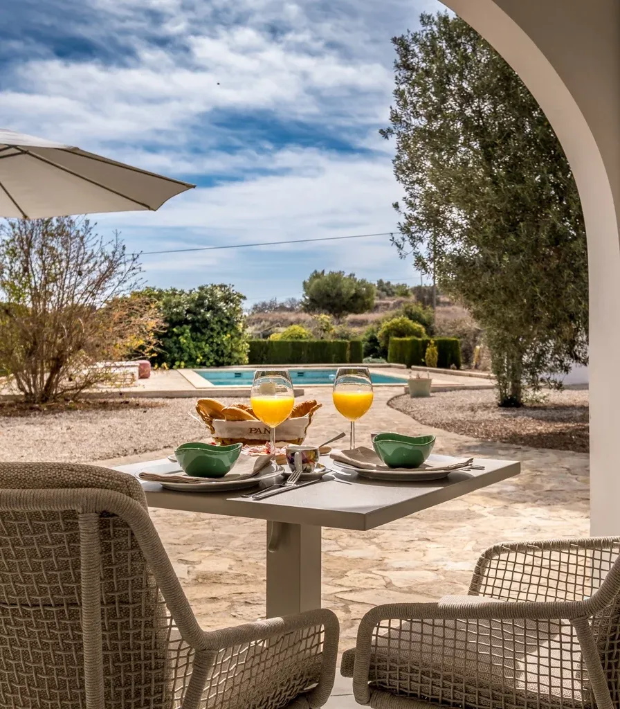 Imagen de desayuno con vista jardin