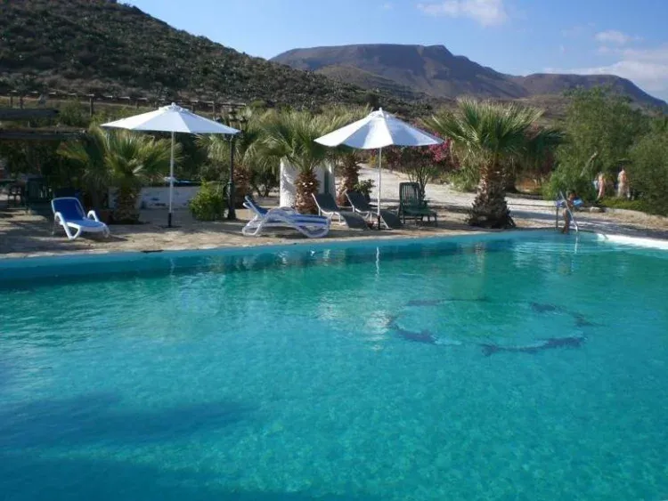 Imagen de UNA DE LAS DOS BONITAS PISCINAS ABIERTAS DE DIA Y DE NOCHE