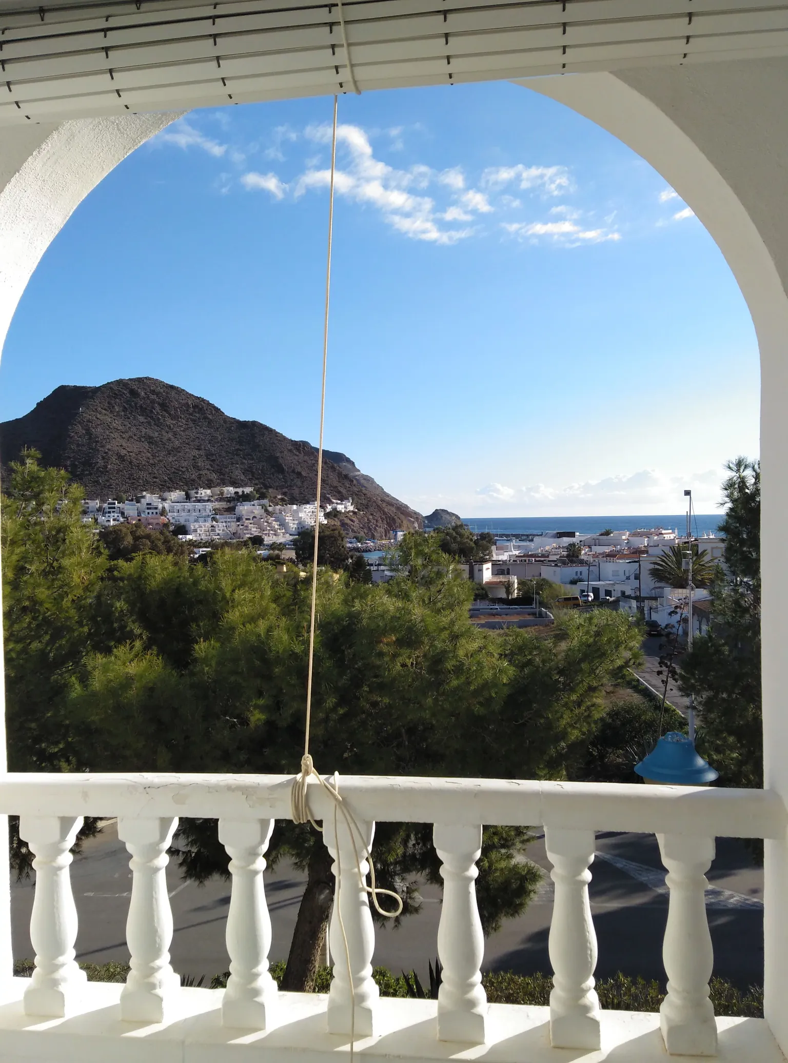 Imagen de Terraza con mesa y sillas