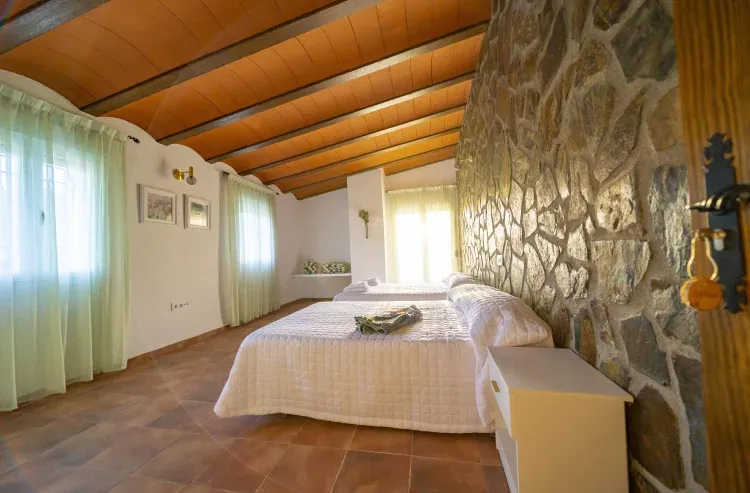 Imagen de Hortensia. Cuenta con dos camas de matrimonio, un gran armario, banco para maletas, dos ventanas al exterior, un pequeño balcón y llave individual. Como símbolo de gratitud y abundancia, corresponde a esta flor el dormitorio más grande de la Casa. Es gracias a la historia que tiene nuestro hoy, por lo que ha sido posible restaurar este lugar. 
