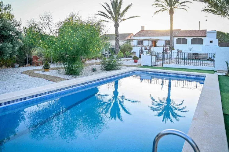 Imagen de Jardín y piscina