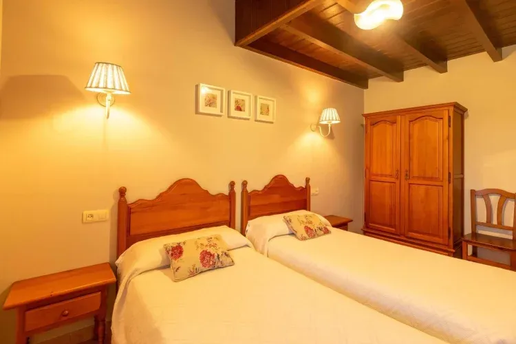 Imagen de Dormitorio con 2 camas