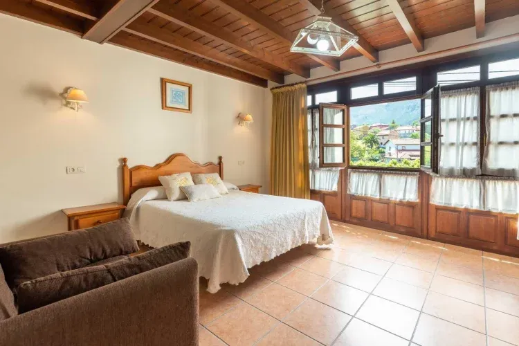 Imagen de Dormitorio con cama doble