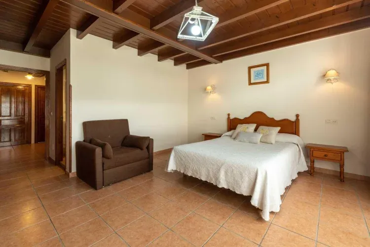 Imagen de Dormitorio con cama doble