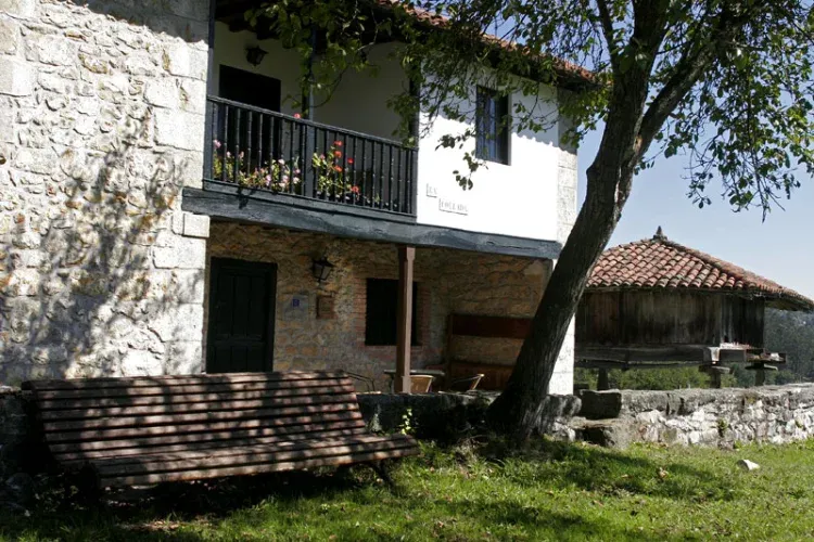 Imagen de Exterior de la casa con su hórreos