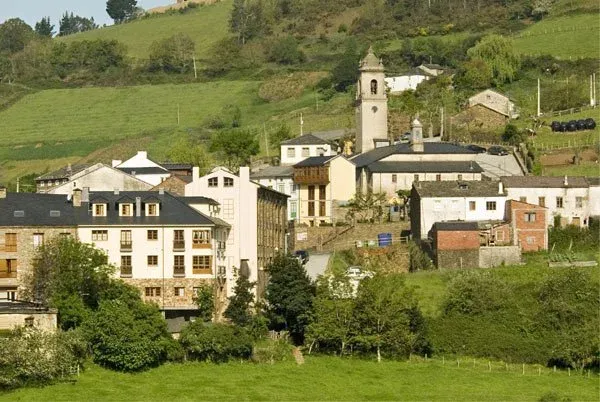 Imagen de Vista de los apartamentos  Los Telares y el resto del pueblo de Taramundi desde el valle.