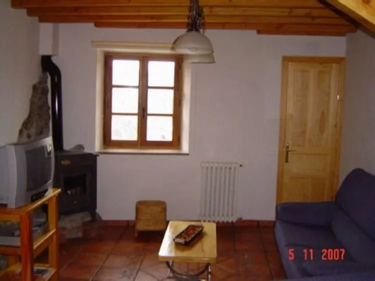 Imagen de Salon con estufa de leña