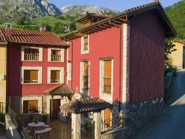 Imagen de Fachada de casa rural y apartamentos la regoria