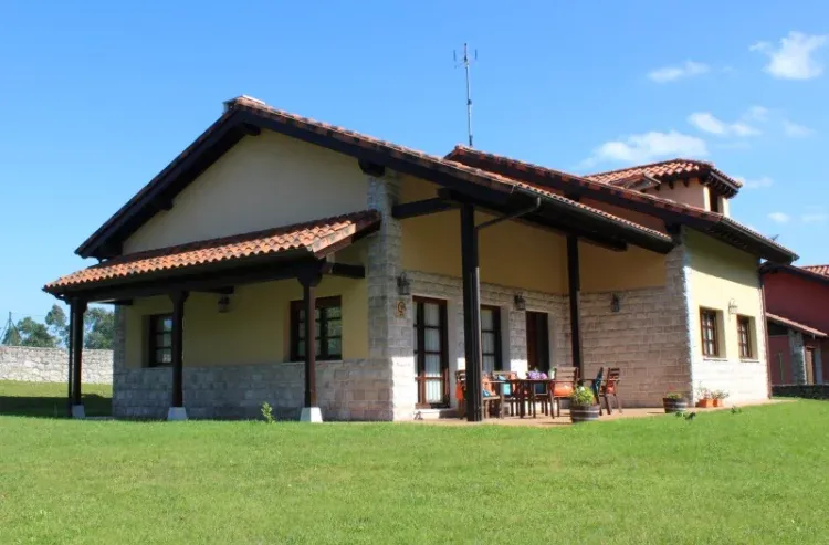 Imagen de Fachada y jardín de la casa.