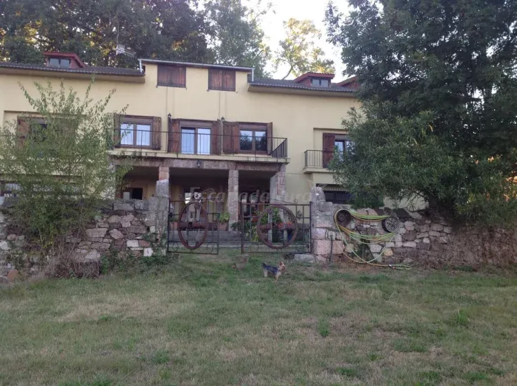 Imagen de Vista de la casa desde el campo