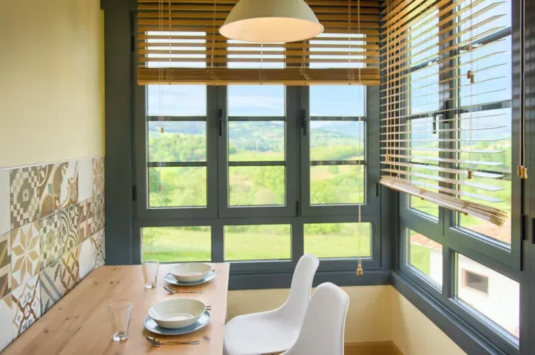 Imagen de Zona comedor con vistas estudio dos camas superior y estudio jacuzzi