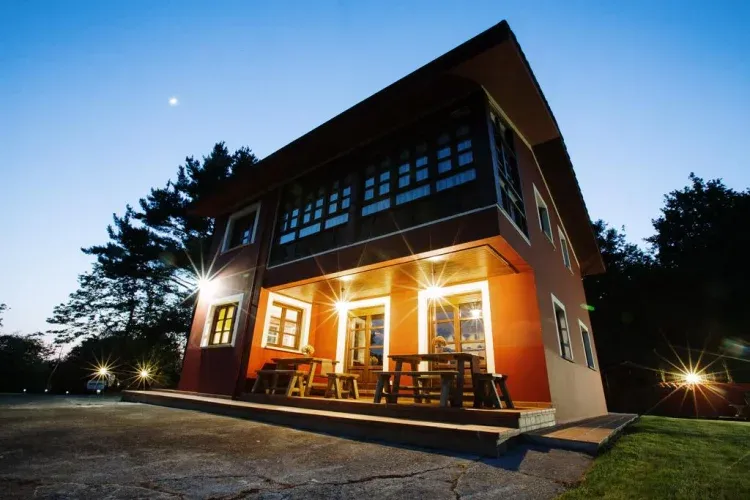 Imagen de Vista exterior de noche