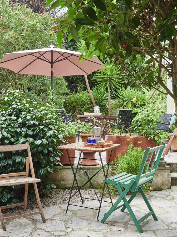 Imagen de Terraza privada de los huéspedes con sombrilla, mesas para comer, tumbonas y barbacoa. 