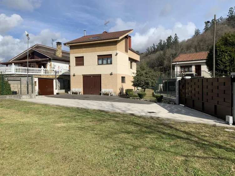 Imagen de Vista exterior de la vivienda y jardín