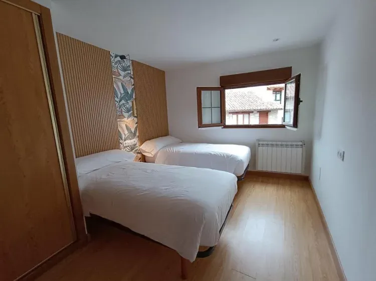 Imagen de Dormitorio con dos camas individuales