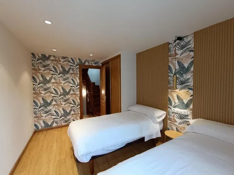 Imagen de Dormitorio con dos camas individuales