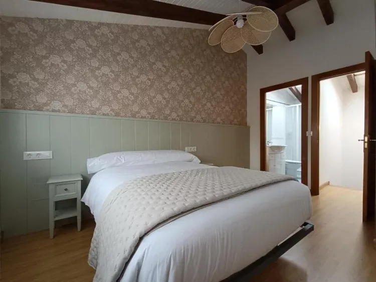 Imagen de Dormitorio con una cama de matrimonio