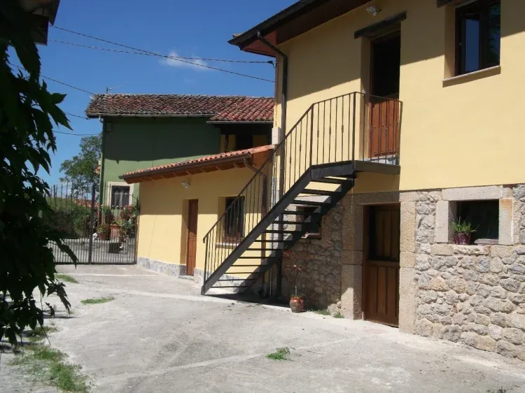 Imagen de ap. Covadonga y ap. Lagos (escalera) desde parking y terraza