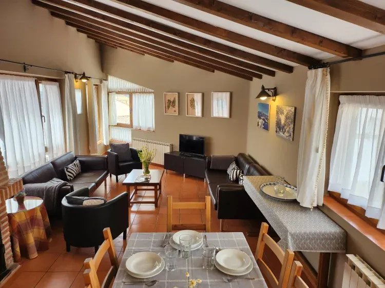 Imagen de Salón Comedor TORREON IHoyos del Espino (Ávila)#casasruralesgredos#casasAvila#casasconencanto#SierradeGredos#www.lascasasdeltorreon.com