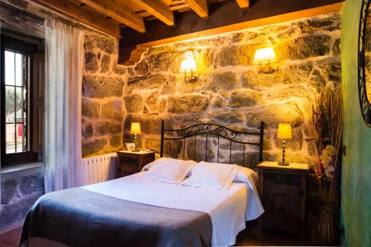 Imagen de Habitación con cama de matrimonio y tele
