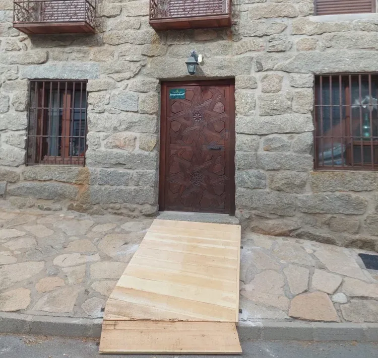 Imagen de Rampa portátil para personas con movilidad reducida o silla de ruedas.