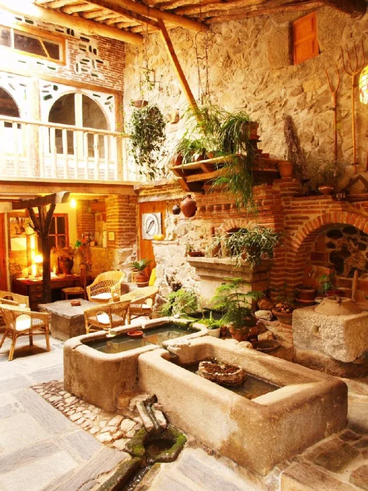 Imagen de patio interior con fuente natural