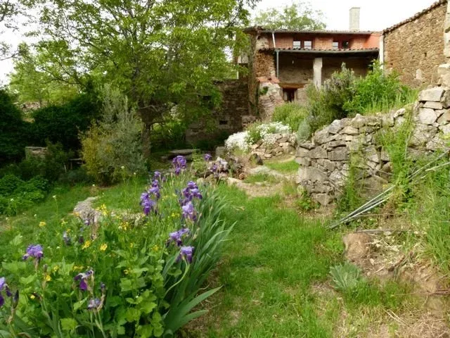 Imagen de vista fachada a jardín