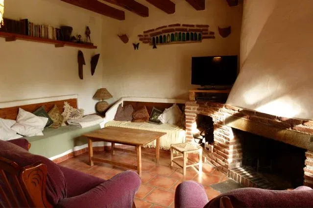 Imagen de salón con chimenea