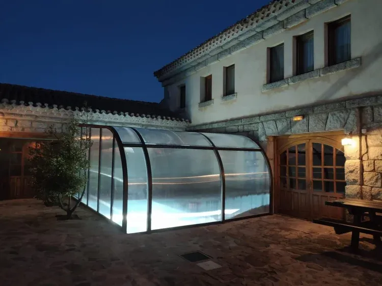 Imagen de PISCINA CUBIERTA NOCTURNA