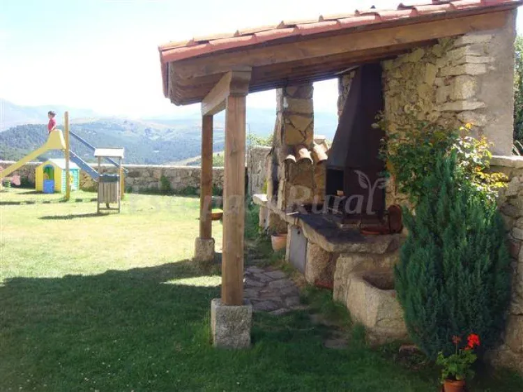 Imagen de Barbacoa y Horno de leña en jardín