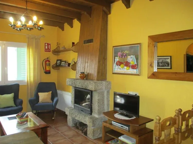 Imagen de Chimenea de leña vista desde el fondo