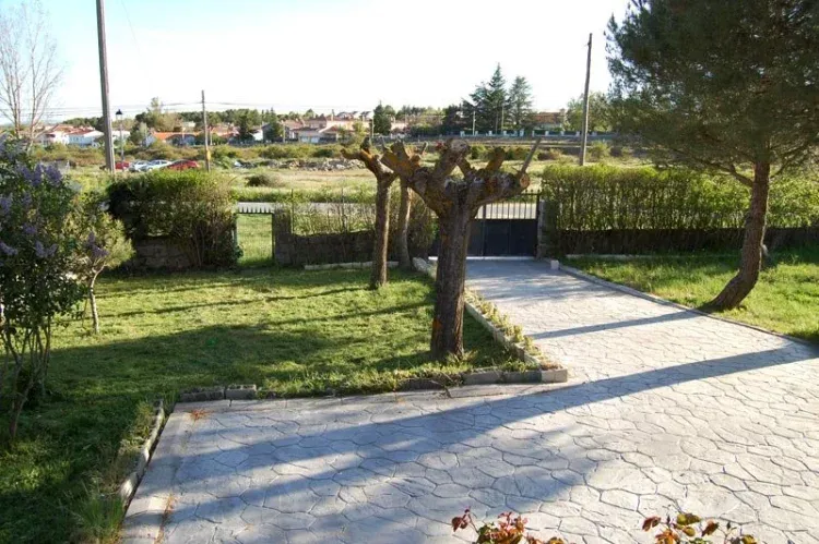 Imagen de Las dos estaciones: acceso